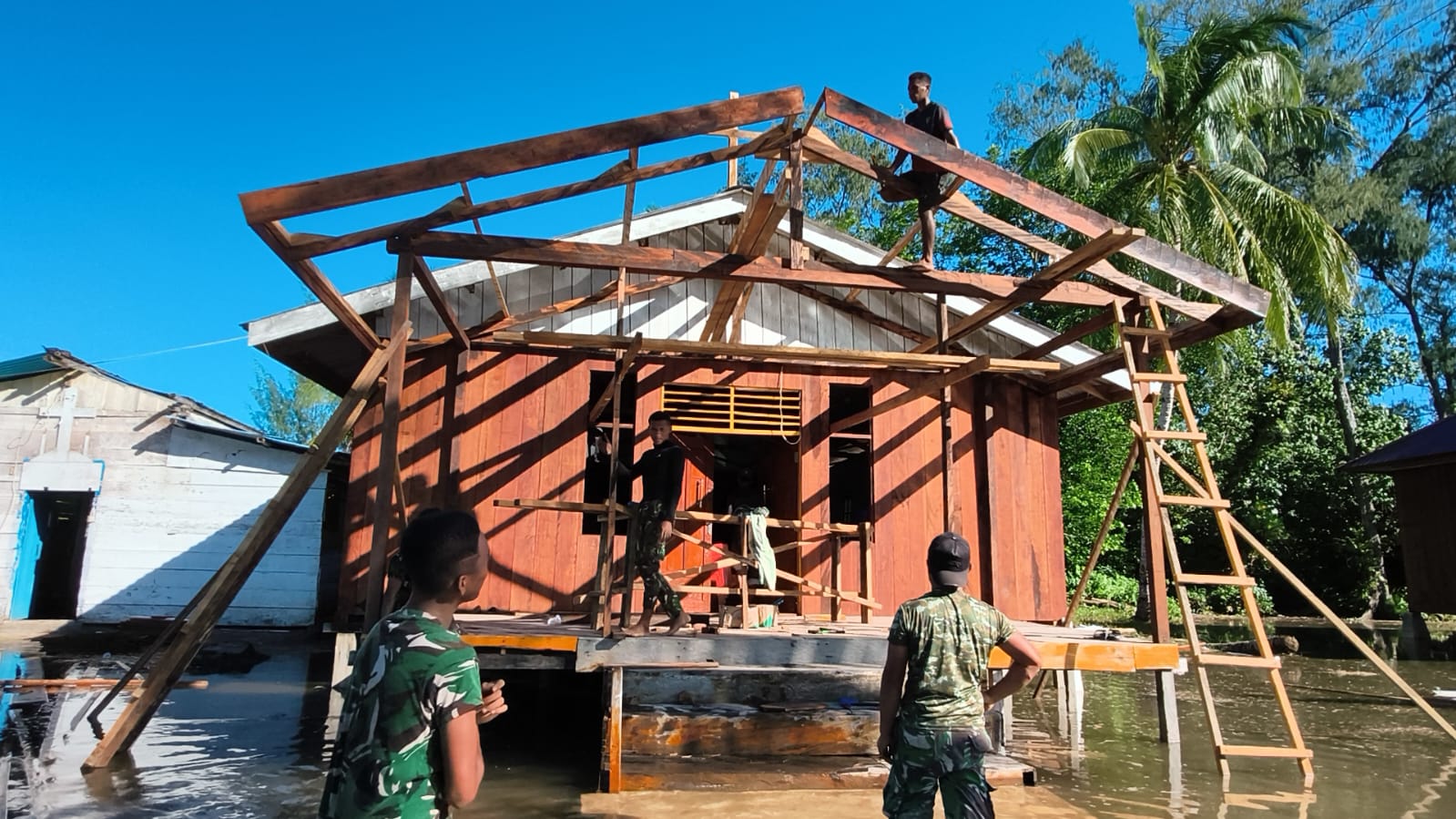 Satgas TMMD Rampungkan Pengerjaan Atap Teras Gereja