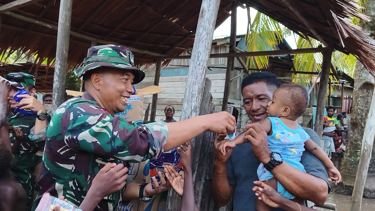 Satgas TMMD Berbagi Kebahagiaan Bersama Anak-Anak di Kampung Keakwa
