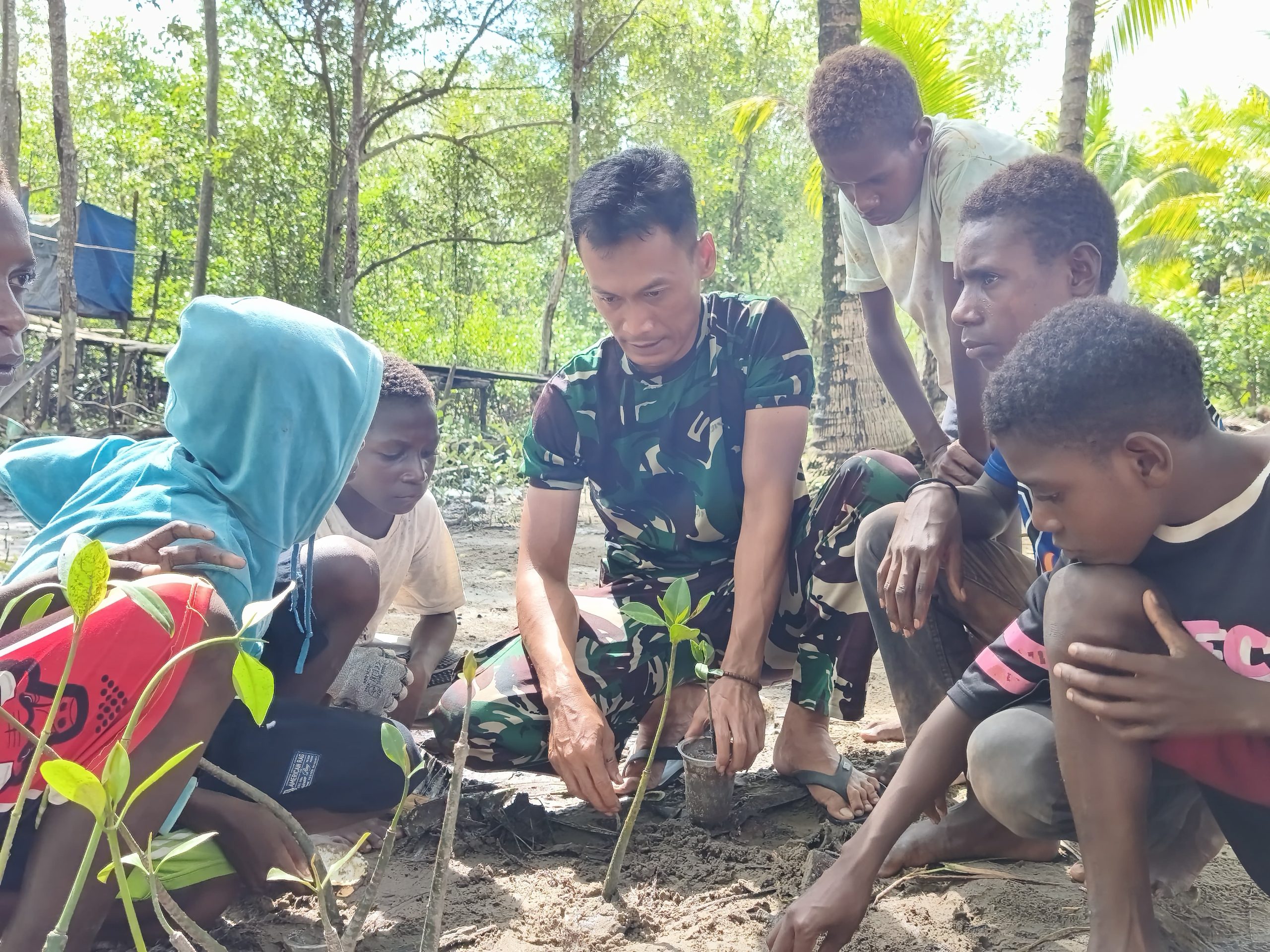 Peduli Lingkungan, Satgas TMMD Kodim 1710/Mimika Tanam Mangrove Bersama Anak-Anak