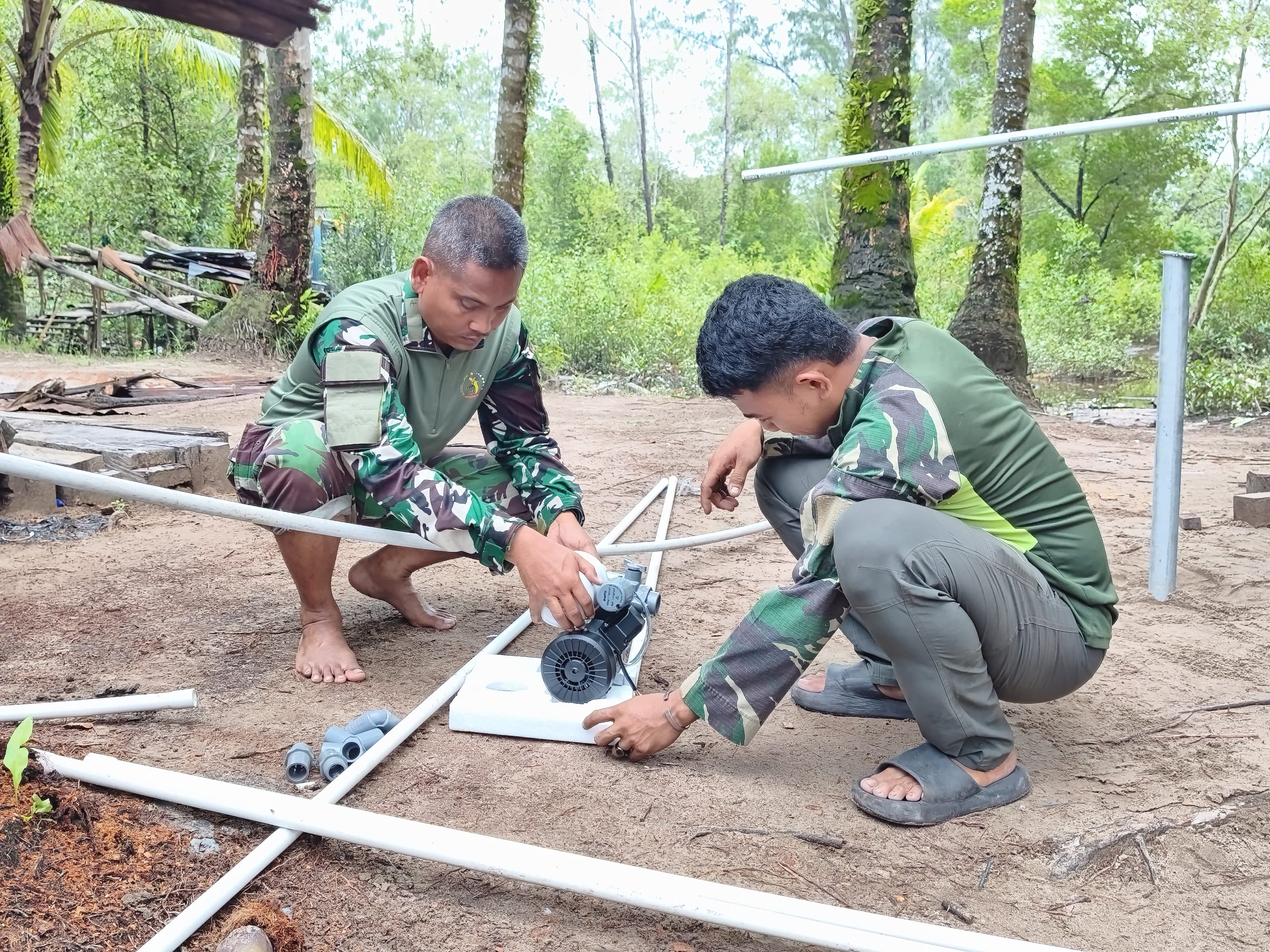 Instalasi Pipa Rampung, MCK RT 9 Kampung Keakwa Siap Digunakan