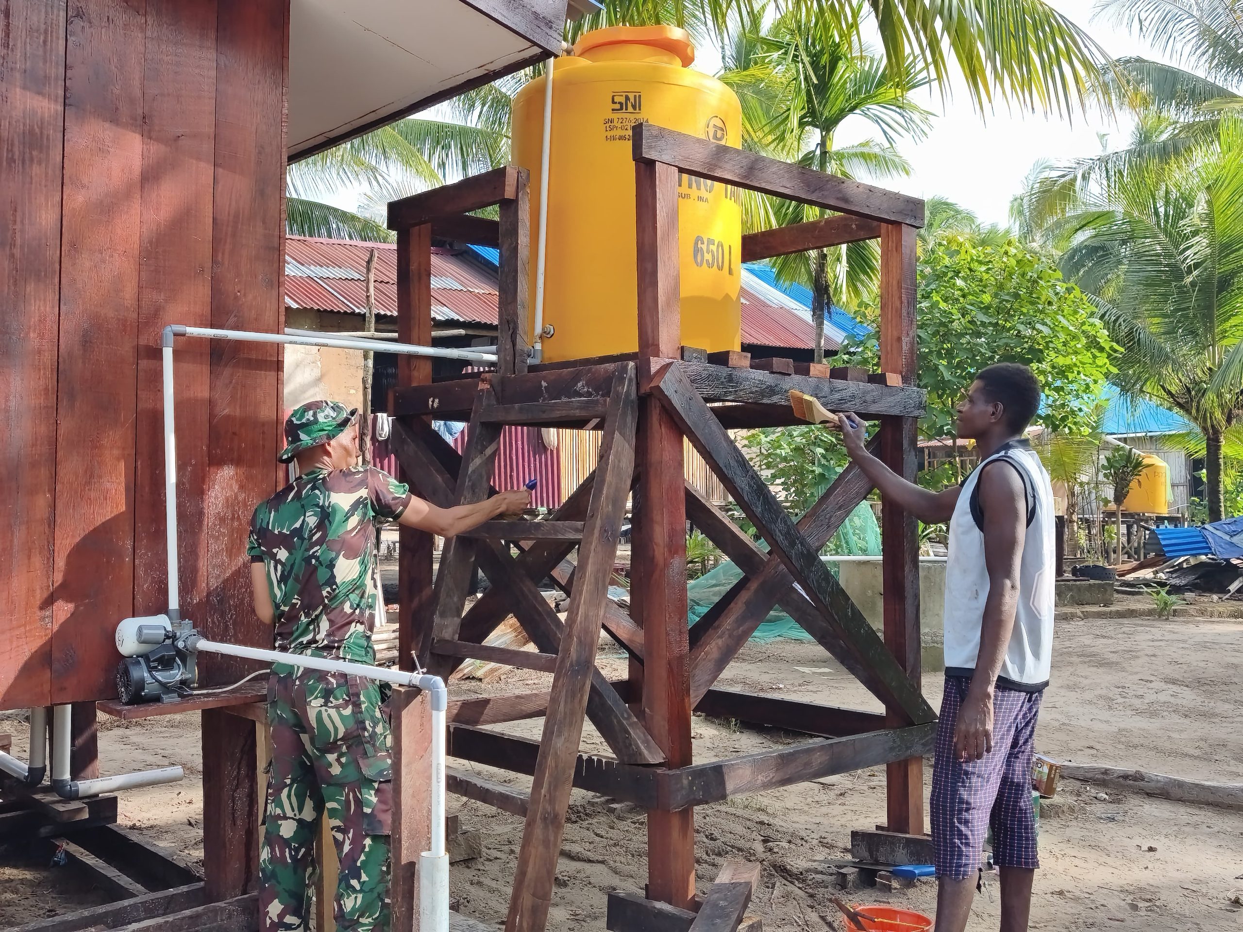 Satgas TMMD Lakukan Pengecatan Rangka Profil Tank
