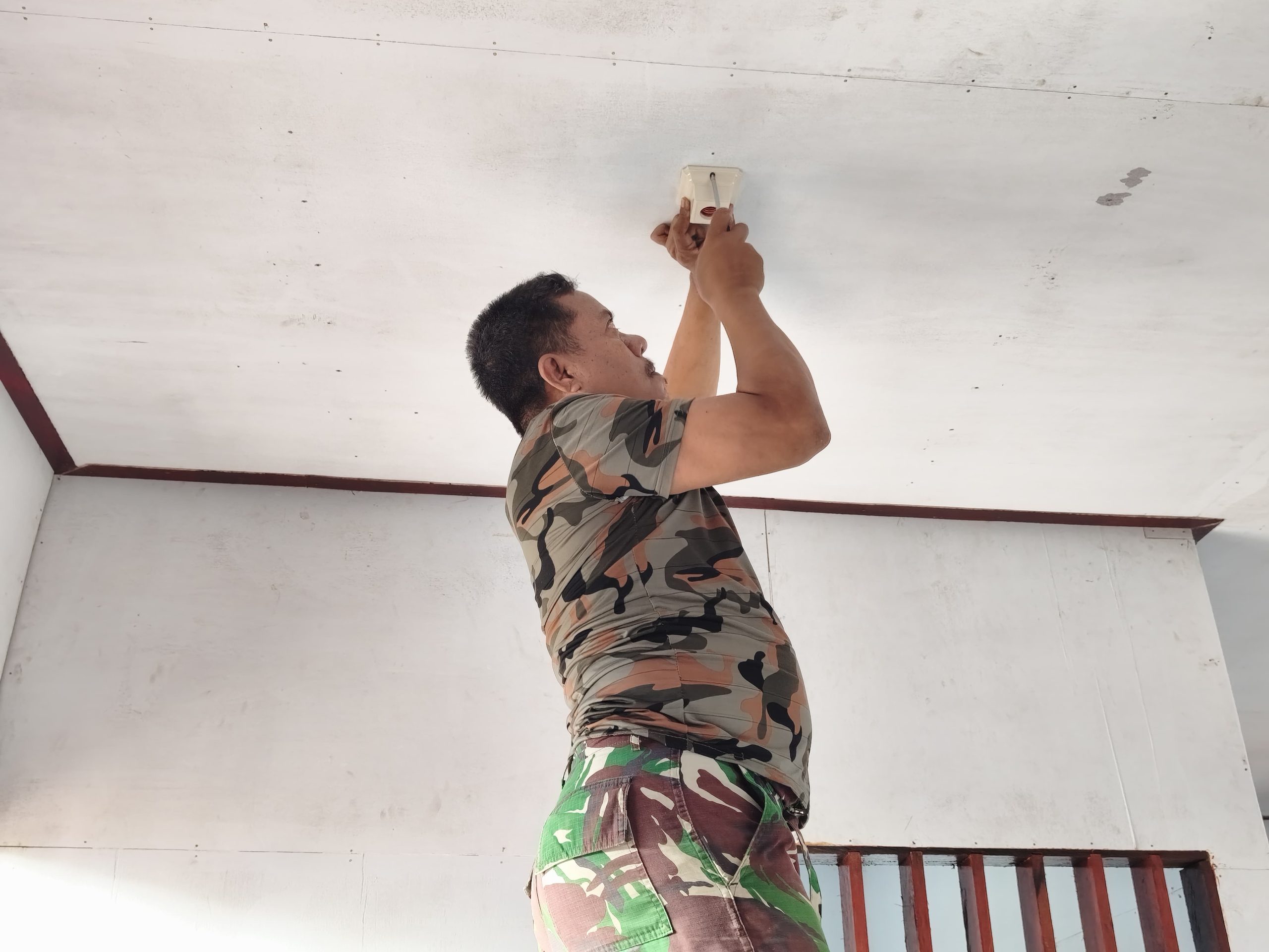 Pemasangan Instalasi Listrik Rumah Warga Program TMMD di Kampung Keakwa Rampung