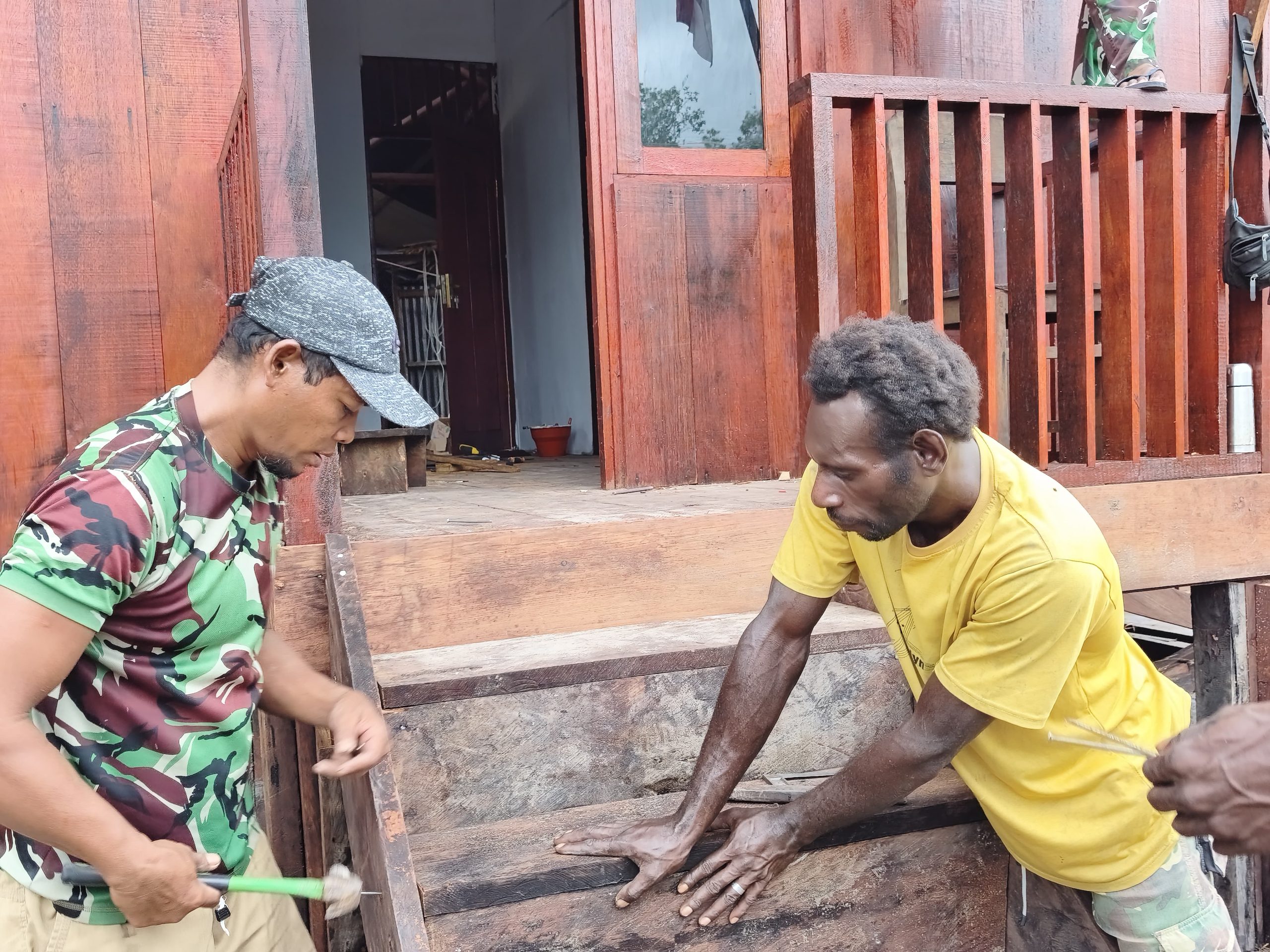 Gotong Royong Jadi Kekuatan Utama Satgas TMMD di Kampung Keakwa