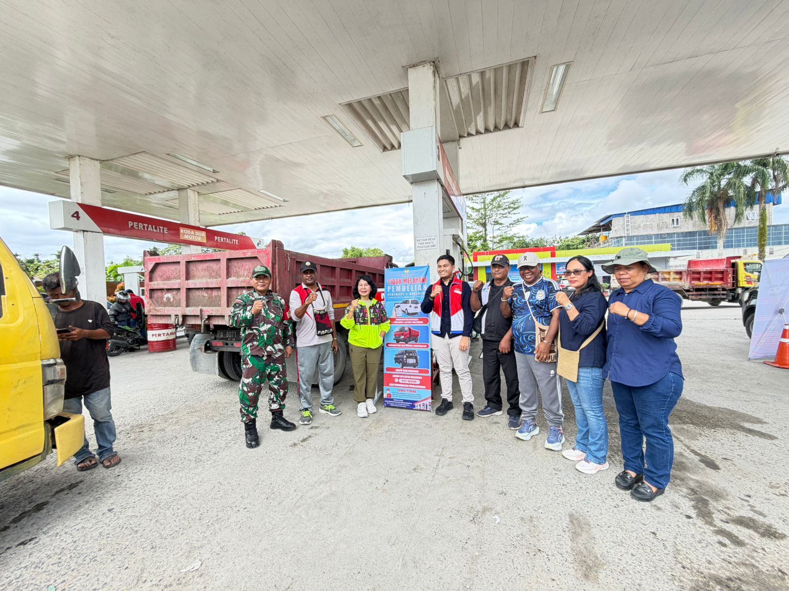 Kampanye Subsidi Tepat, Disperindag Mimika Bersama Pertamina Patra Niaga Pasang Spanduk dan X-Banner di 6 SPBU