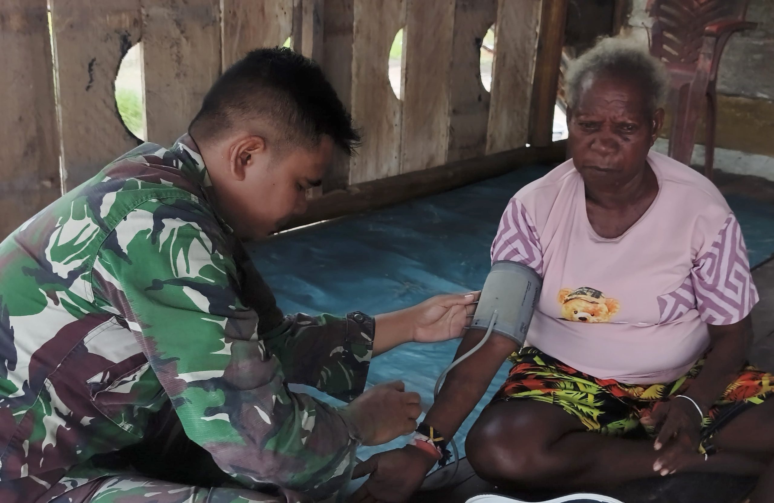 Menyusuri Kampung, Tim Kesehatan Satgas TMMD Layani Warga dari Rumah ke Rumah