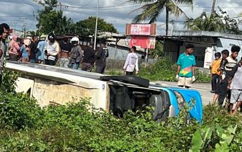 Laka Tunggal, Minibus Terbalik di Sopir Luka Berat