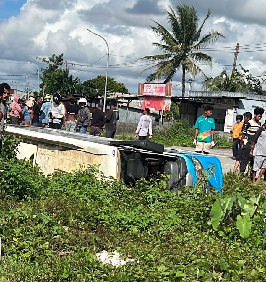 Laka Tunggal, Minibus Terbalik di Sopir Luka Berat
