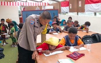 Cerdaskan Anak Pedalaman Mimika, Polsek Tembagapura Buka Kelas di Honai Polsek Belajar