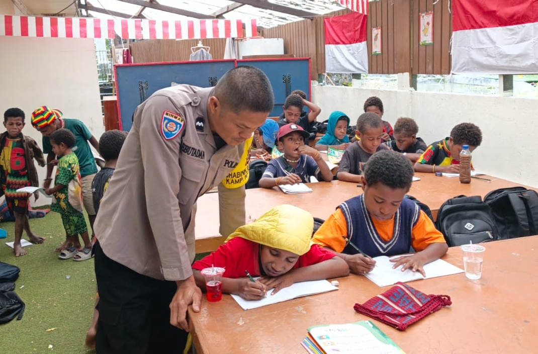 Cerdaskan Anak Pedalaman Mimika, Polsek Tembagapura Buka Kelas di Honai Polsek Belajar