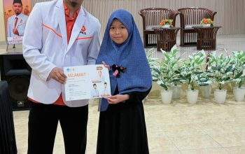 Anggota DPR Papua Tengah, Ardi Serahkan Beasiswa PIP Untuk 67 Anak Keluarga Kurang Mampu di Timika