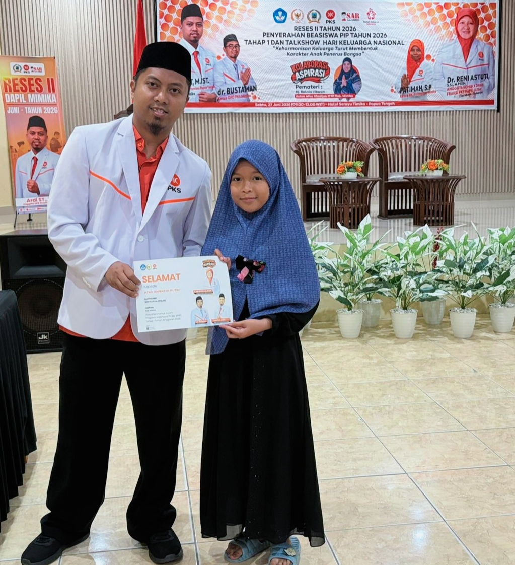 Anggota DPR Papua Tengah, Ardi Serahkan Beasiswa PIP Untuk 67 Anak Keluarga Kurang Mampu di Timika