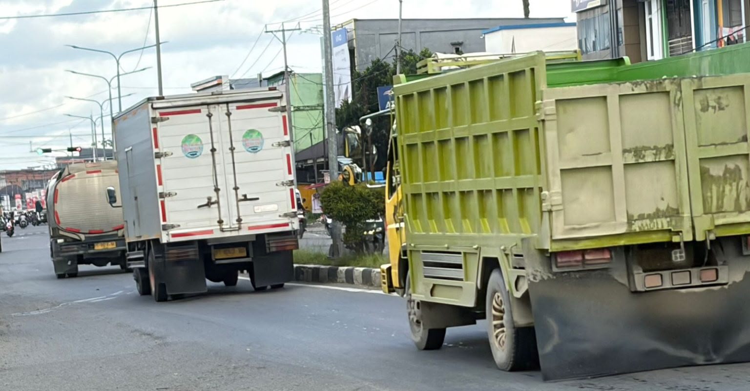 Picu Kecelakaan dan Ganggu Kenyamanan Pengguna Jalan Raya, Mimika Wajibkan Mobil Truk Tutup Muatan Pakai Terpal