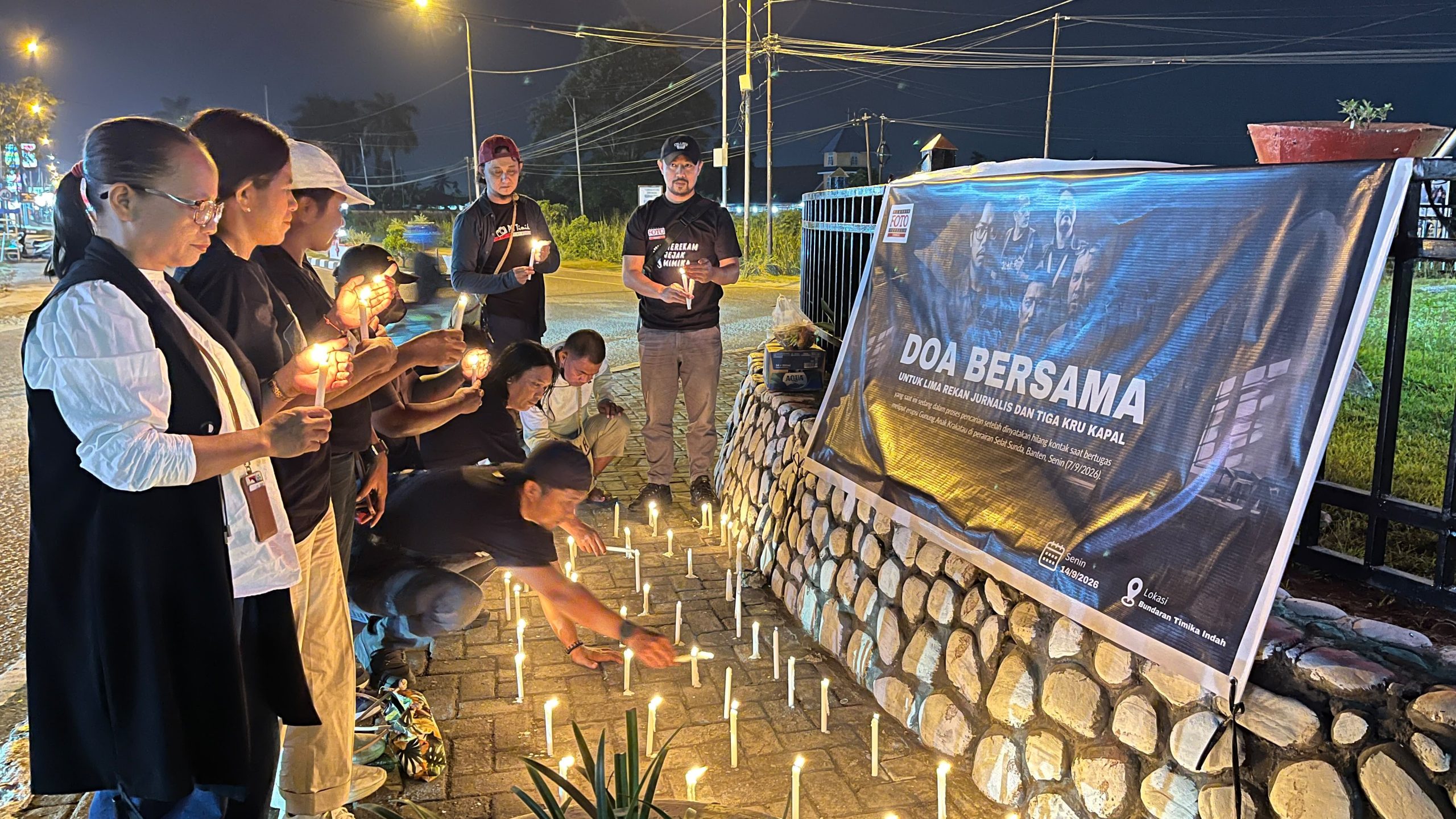 Jurnalis Mimika Nyalakan Lilin, Dukung Pencarian 5 Wartawan Hilang di Krakatau