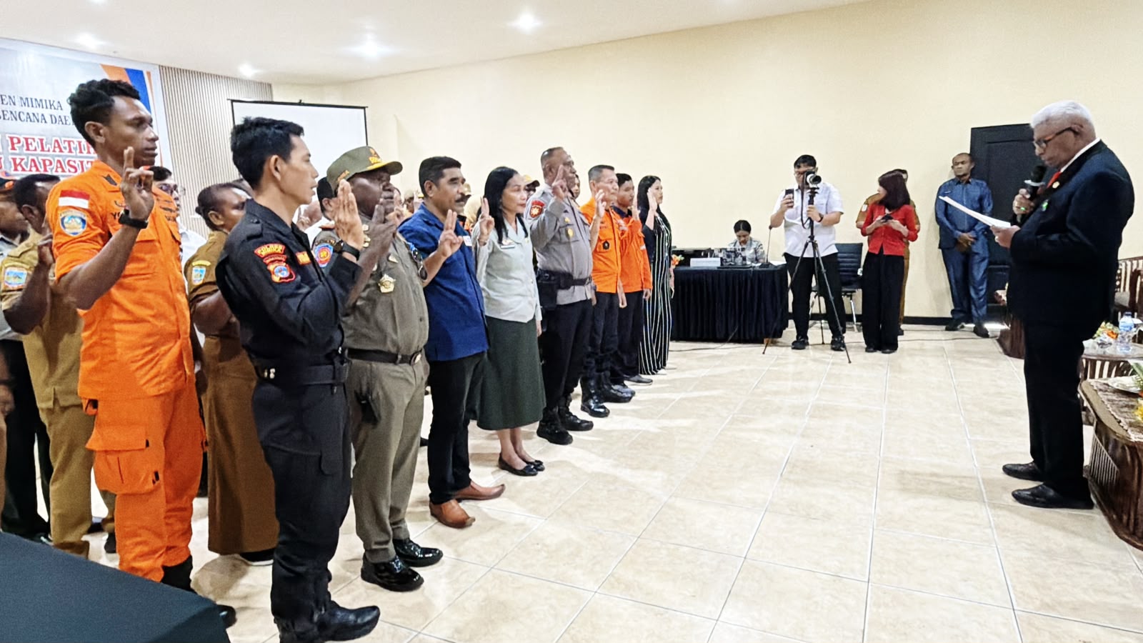 Bupati Lantik Tim Reaksi Cepat Bencana Mimika