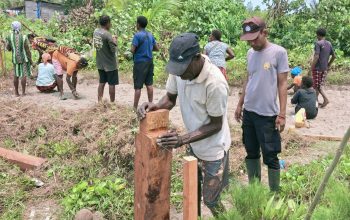 Warga Gotong Royong Bangun Pospol di Kampung Pronggo