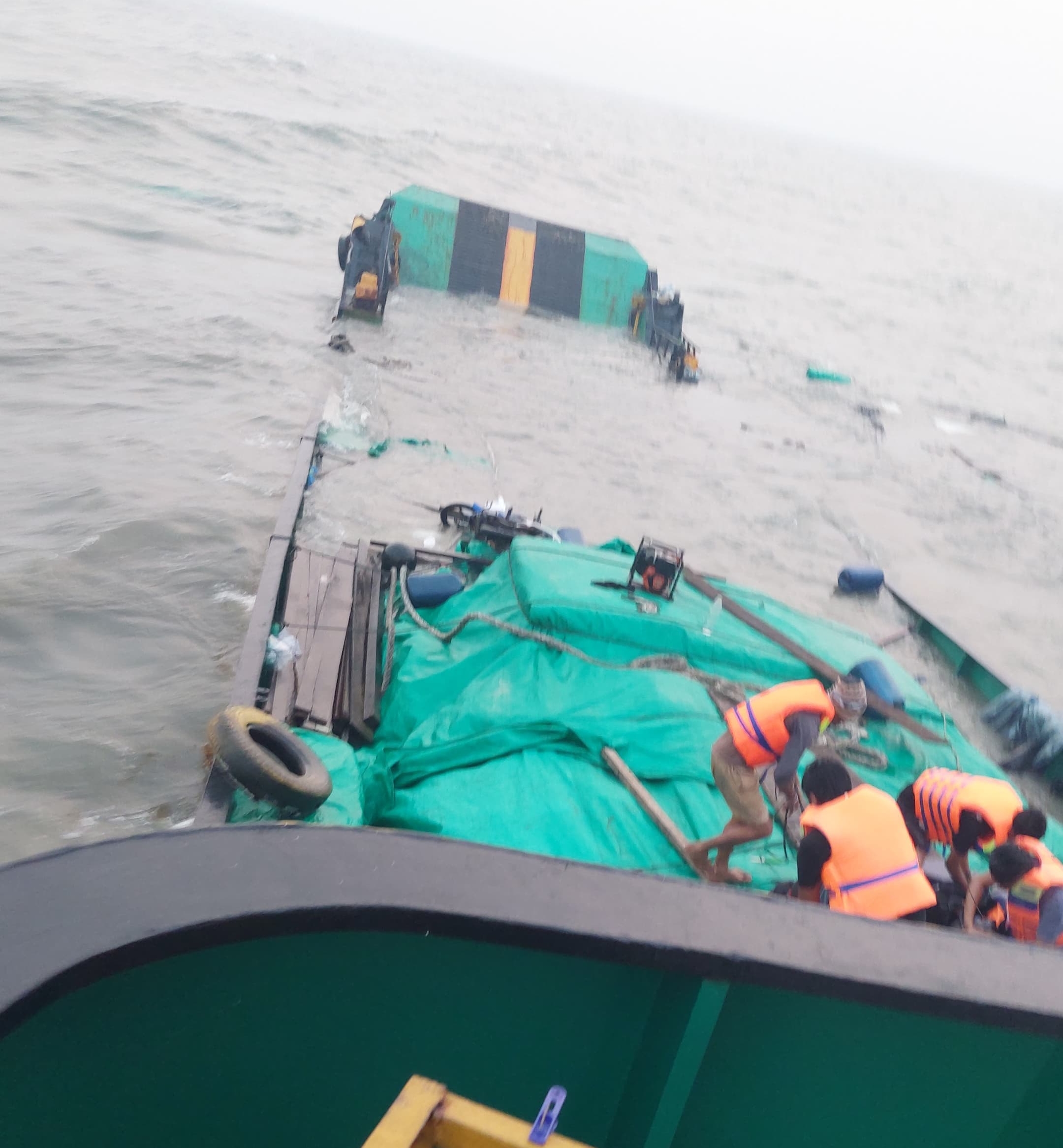Kapal LCT Cahaya Permata Hati Tenggelam di Perairan Puriri