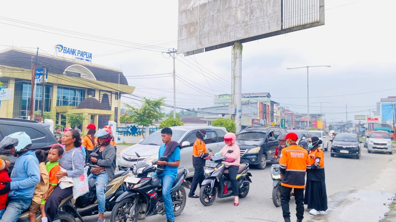 Kualitas Udara Memburuk Akibat Asap Kiriman, BAZNAS Salurkan 3.020 Masker untuk Warga Timika