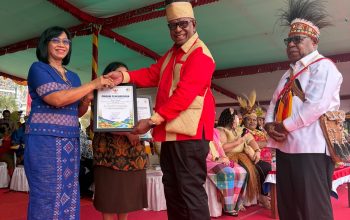 HUT ke-30 Kabupaten Mimika, Bupati Berikan Penghargaan Kepada Tokoh dan Tamu Undangan