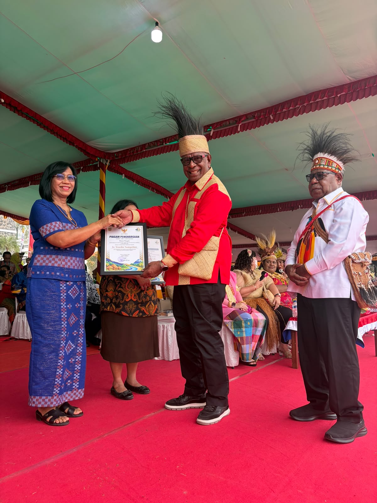 HUT ke-30 Kabupaten Mimika, Bupati Berikan Penghargaan Kepada Tokoh dan Tamu Undangan