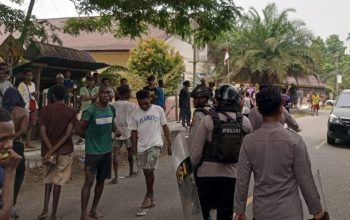 Pria Mabuk Aniaya Warga Pakai Sajam, Berujung Mapolsek Miktim Dilempari