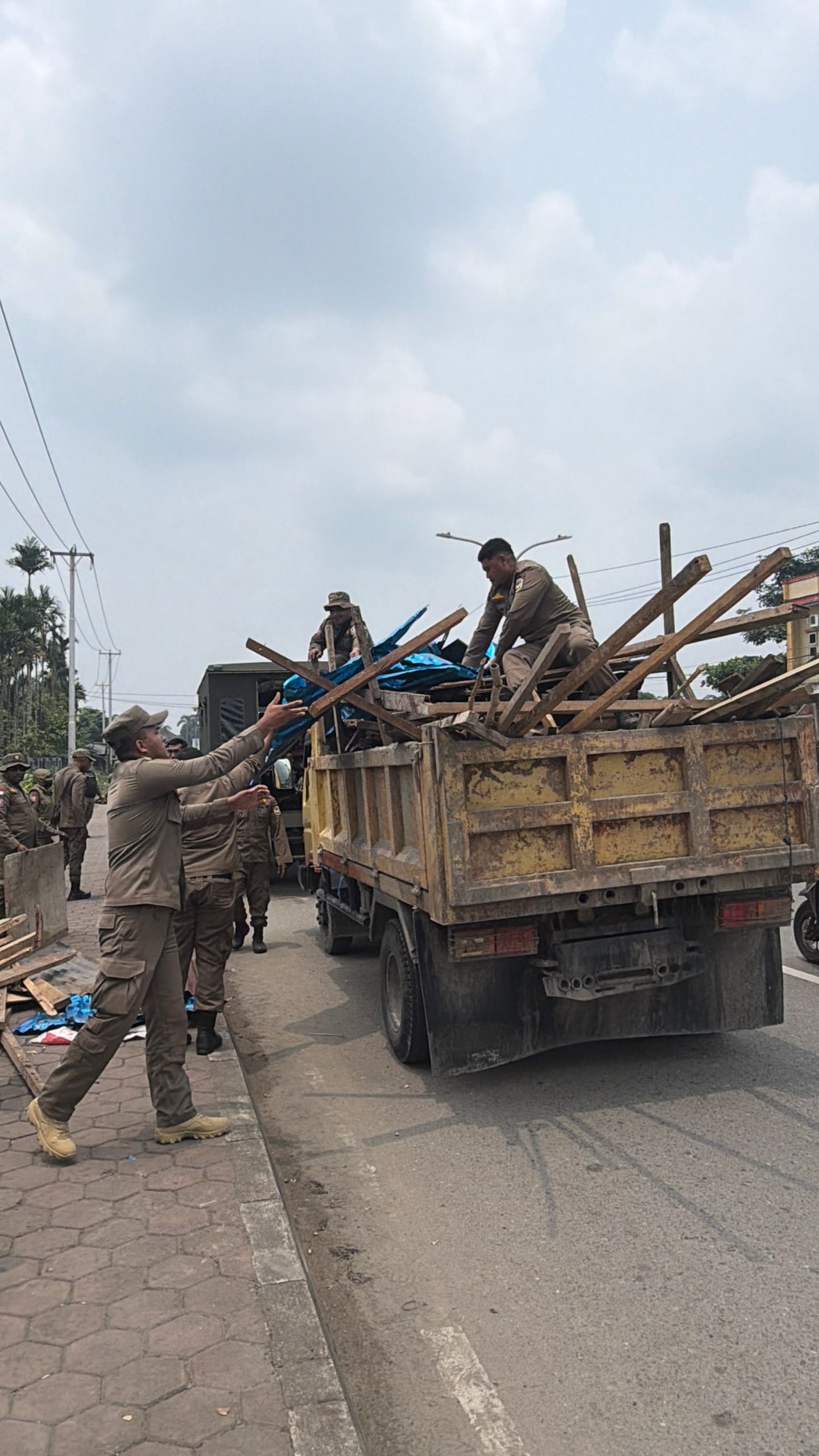 Sempat Diwarnai Protes Warga, Satpol PP Mimika Tetap Tertibkan Bangunan Liar di Pinggir Jalan
