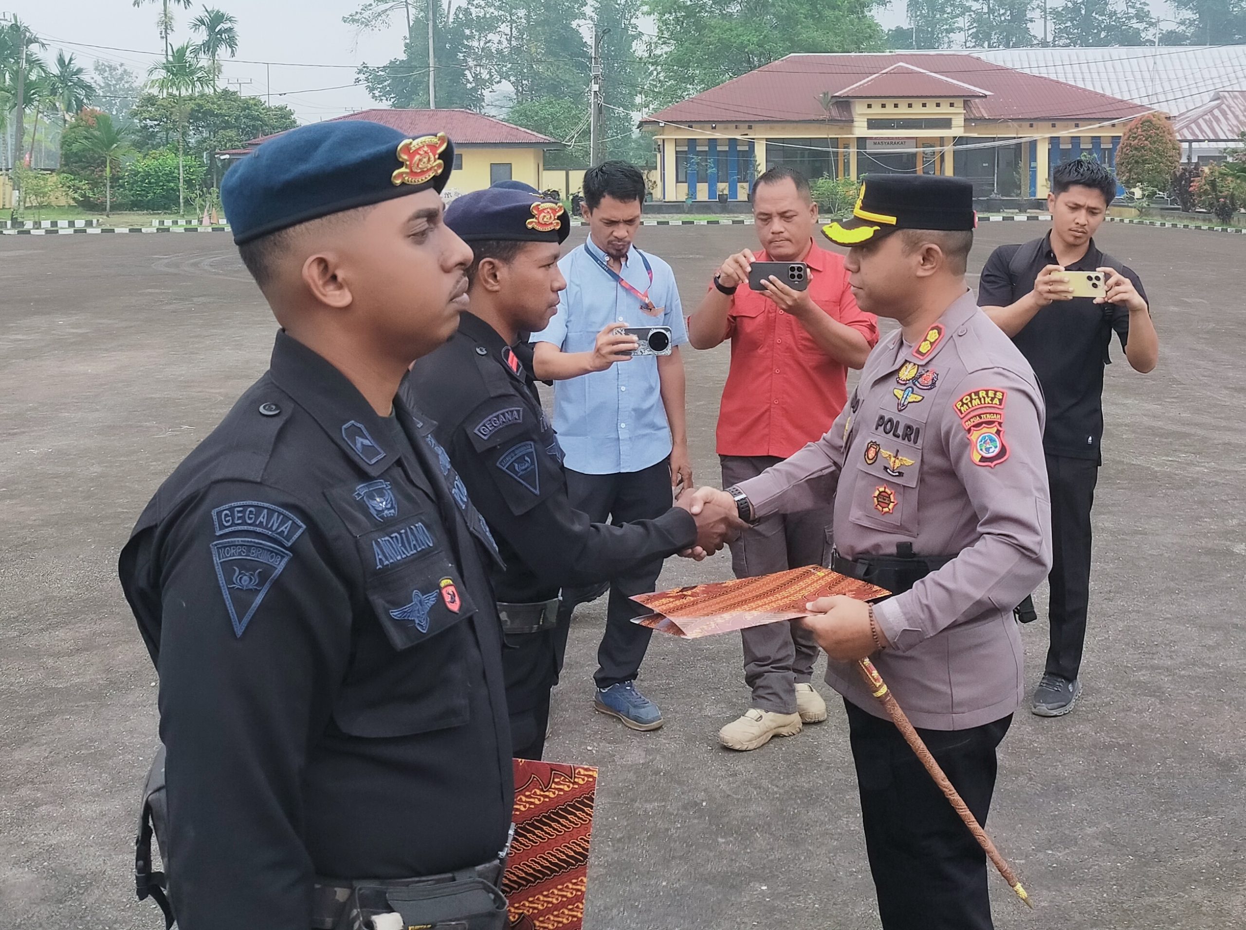 Berhasil Amankan Pelaku Penganiayaan di Timika, Dua Personel Pas Brimob III Dapat Penghargaan